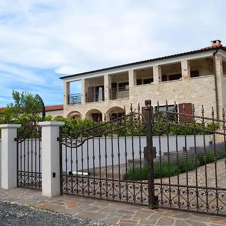 Spacious Poolside With Beautiful Garden In Kringa Vila Pinezici (Istria)