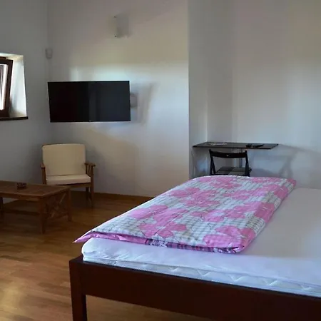 Spacious Poolside With Beautiful Garden In Kringa