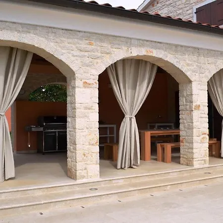 Spacious Poolside With Beautiful Garden In Kringa