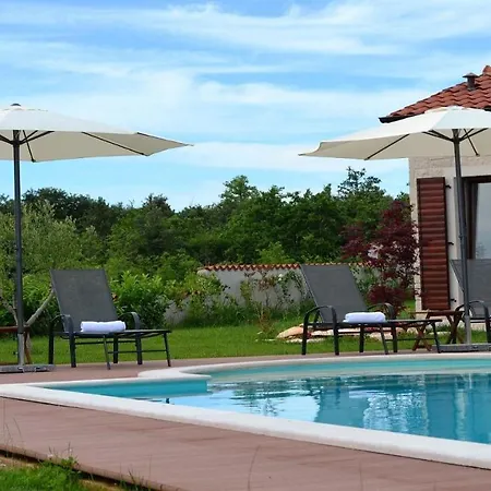 Spacious Poolside With Beautiful Garden In Kringa