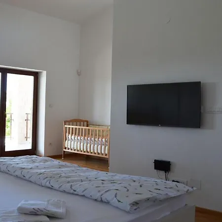 Villa Spacious Poolside With Beautiful Garden In Kringa *
