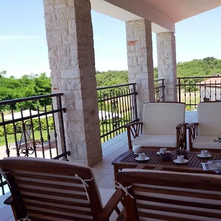 Spacious Poolside With Beautiful Garden In Kringa Vila