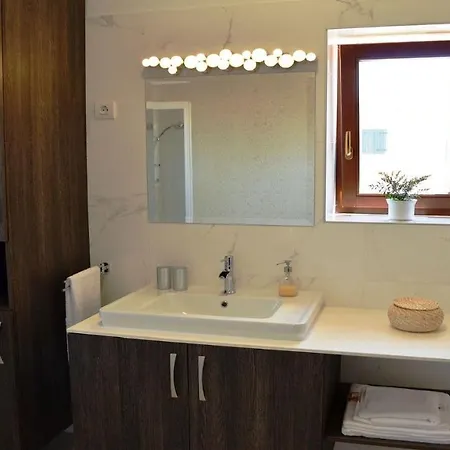 Villa Spacious Poolside With Beautiful Garden In Kringa *