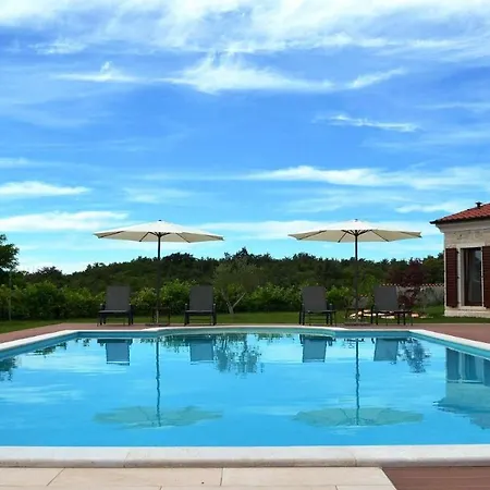 Vila Spacious Poolside With Beautiful Garden In Kringa