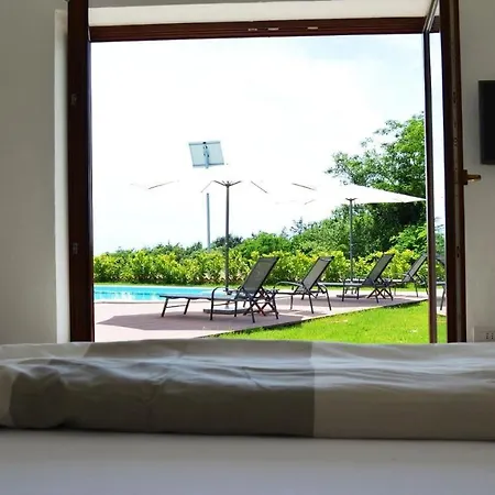 Vila Spacious Poolside With Beautiful Garden In Kringa *