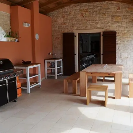 Spacious Poolside With Beautiful Garden In Kringa Vila