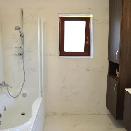 Spacious Poolside With Beautiful Garden In Kringa