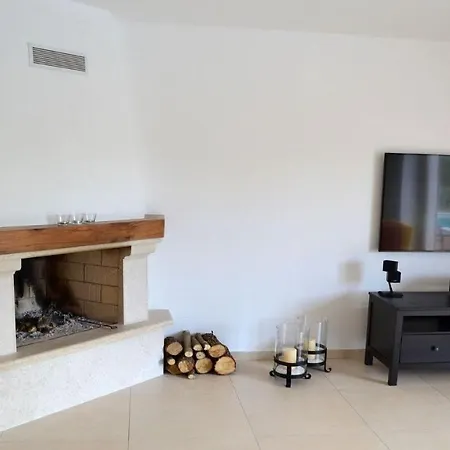 Villa Spacious Poolside With Beautiful Garden In Kringa