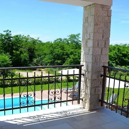 Spacious Poolside With Beautiful Garden In Kringa *