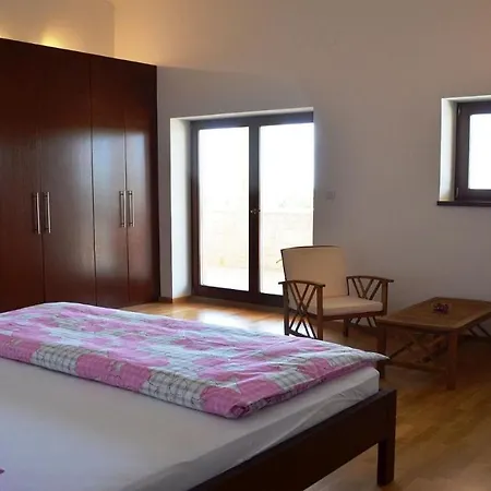 Spacious Poolside With Beautiful Garden In Kringa