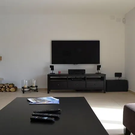 Spacious Poolside With Beautiful Garden In Kringa *